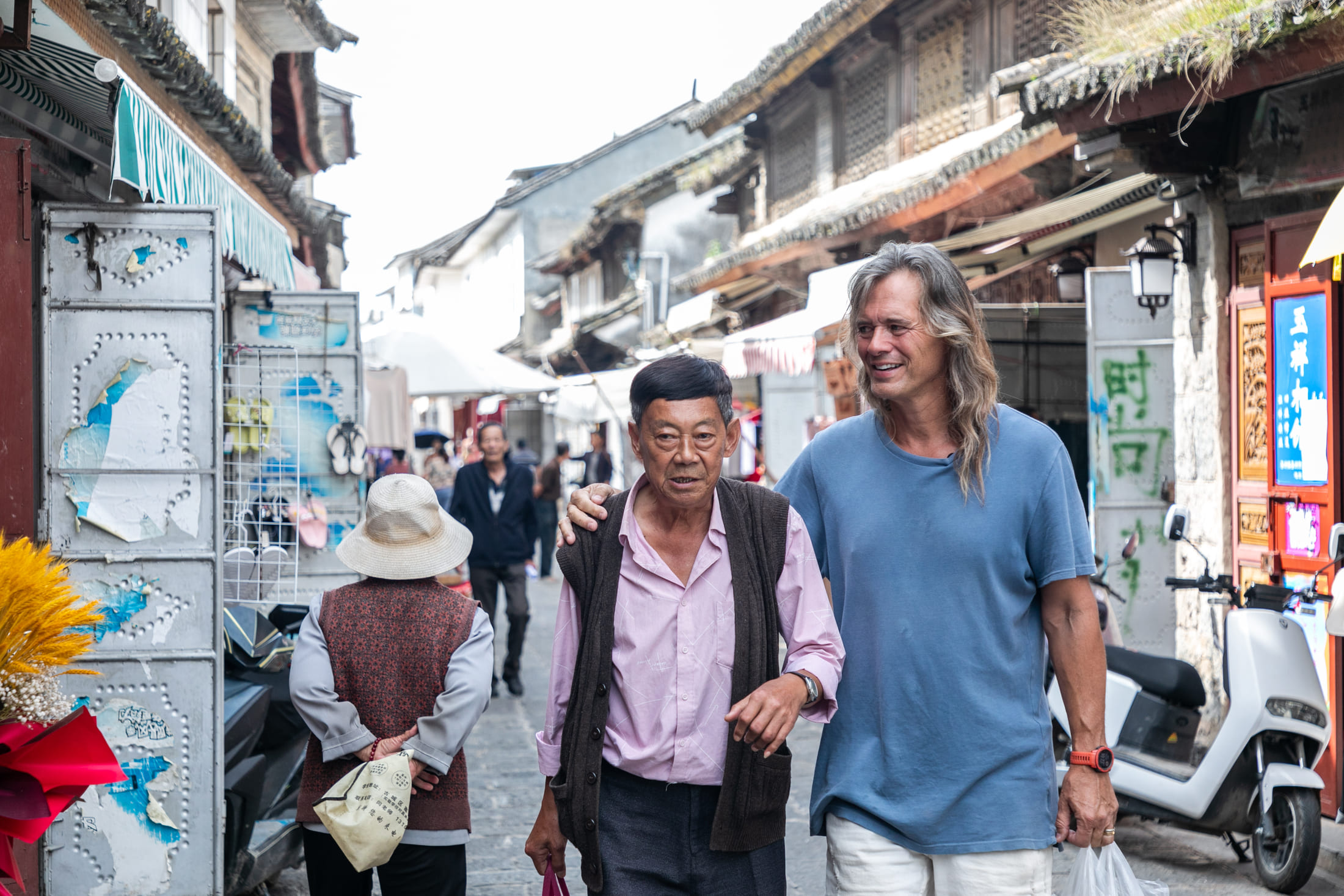 Brian Linden talks with a villager in Xizhou, Yunnan Province