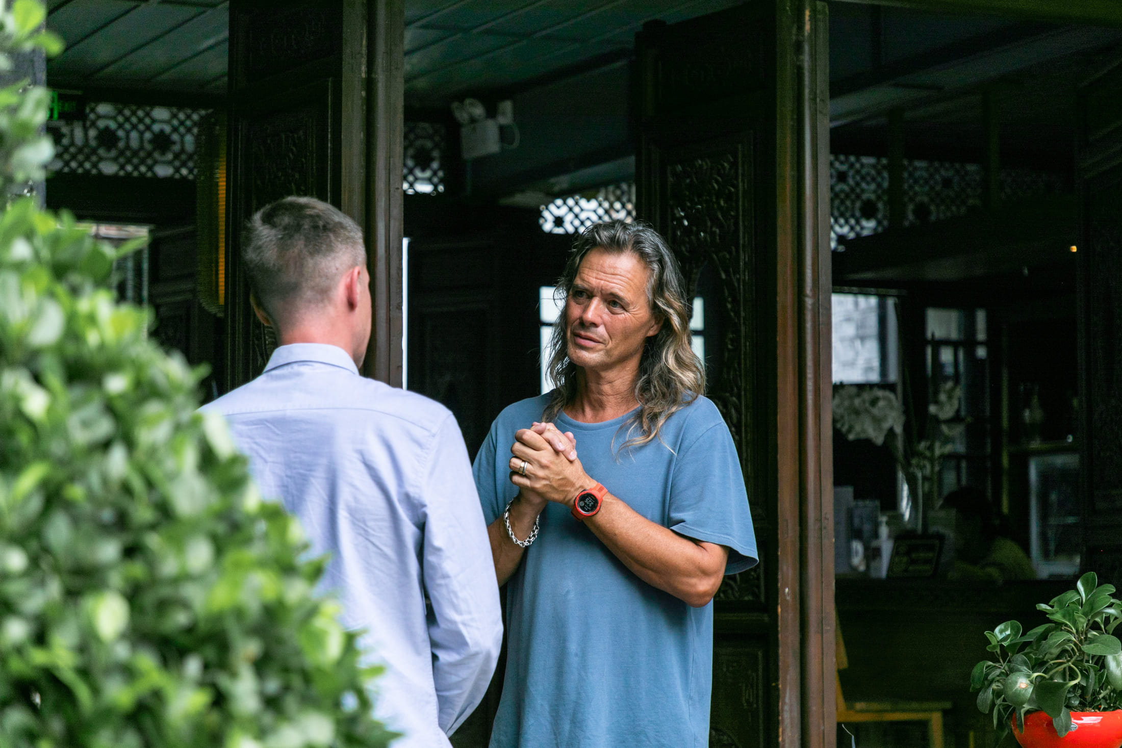 Brian Linden speaks with a guest in Xizhou, Yunnan Province